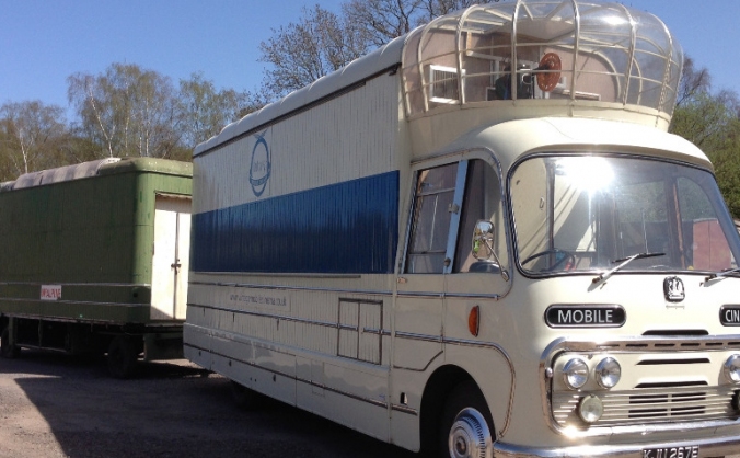 Vintage Mobile Cinema - Restoration of its Trailer