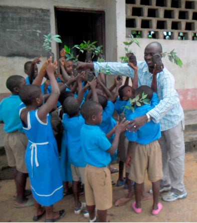 Handing out Inga seedlings to school kids