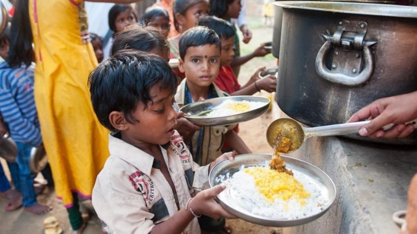 FOOD DISTRIBUTES FIGHTING AGAINST COVID-19