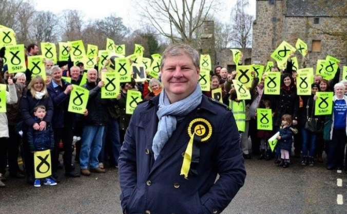 Re-elect Angus Robertson