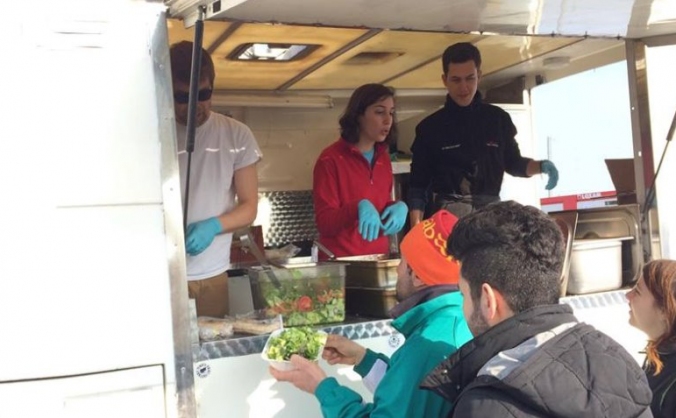 Calais kitchen volunteers travel aid