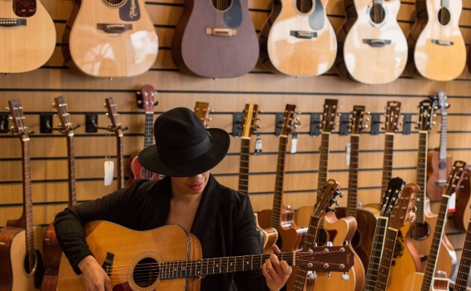 Lady Nade Guitar Pledge