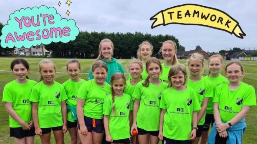 Girls Cricket Ball Fund: suited 2 age & experience