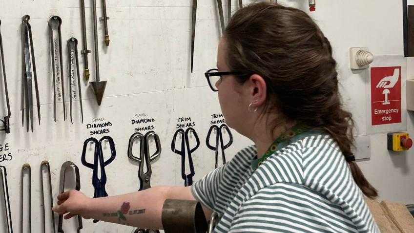Help Belinda buy her 1st set of glass making tools