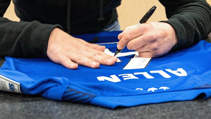 WIN Arnold Allen signed shirt