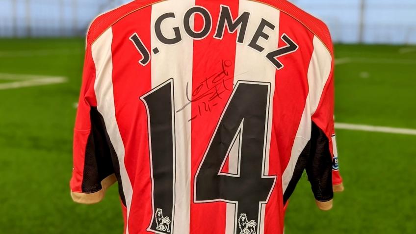 Win retro Jordi Gomez signed shirt