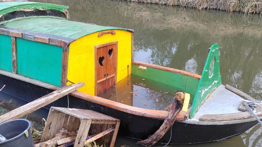 Help Hamish refloat his boat/home ❤️