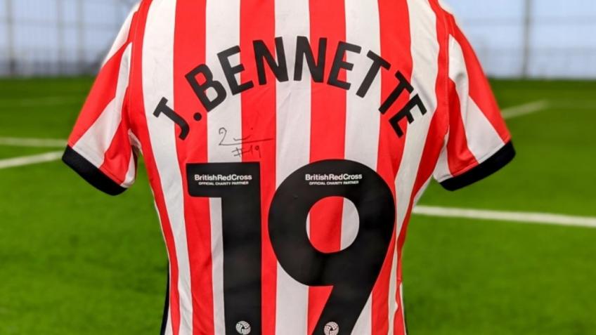 Win Bennette's shirt