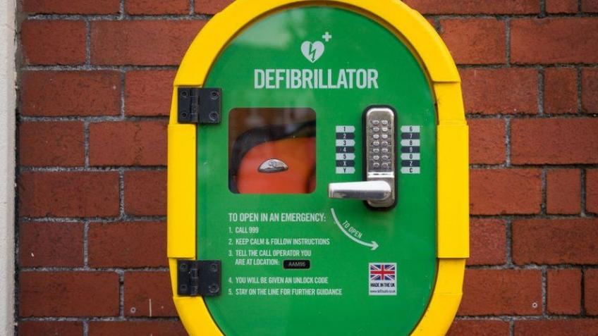 Custom House Quay Defibrillator
