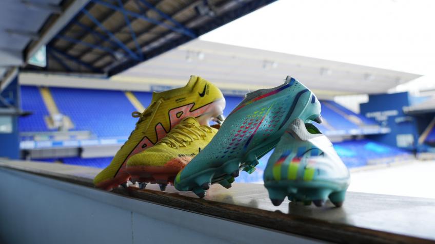 WIN signed Ladapo or Davis boots