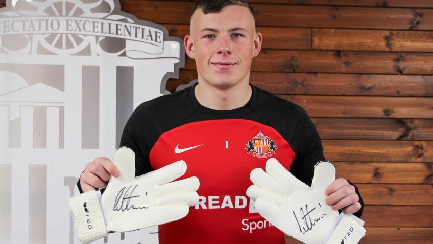 Win signed Anthony Patterson gloves