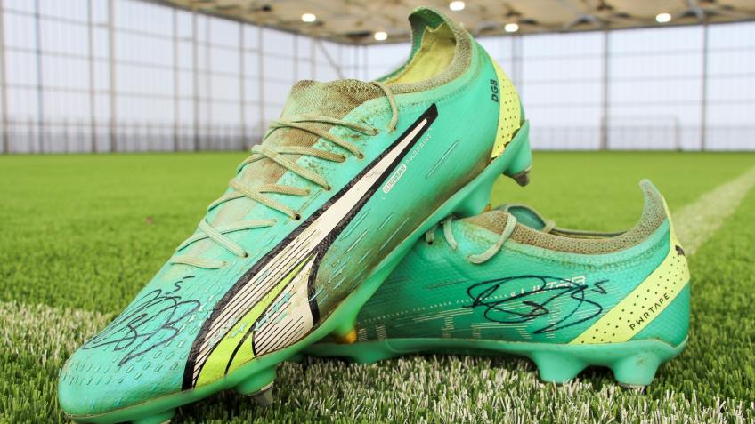 Win signed Ballard's boots