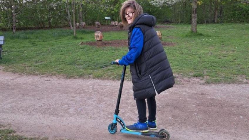 I am Scooting & Cycling the distance to Chelsea!