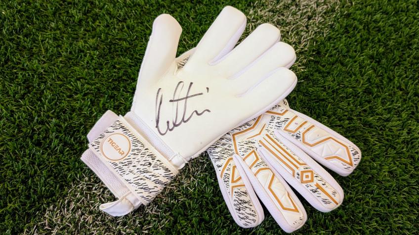 Win Signed Anthony Patterson Gloves