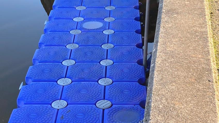 Paddlers' pontoon at Turf locks, Exeter