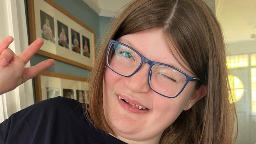 Support Issy Smee to dance in Disneyland Paris