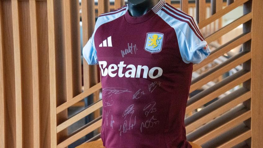 Win a Full Squad Signed Home Shirt!