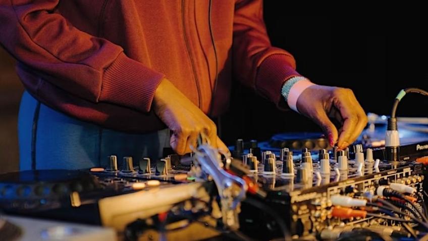 Expand our DJing Practice Sessions