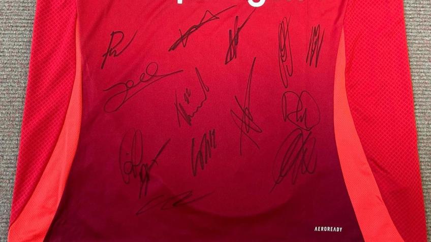 Signed Manchester United Shirt-Harvey's Challenge