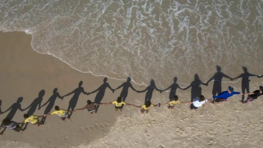 No Fund, Just A Crowd To Protect Our Border