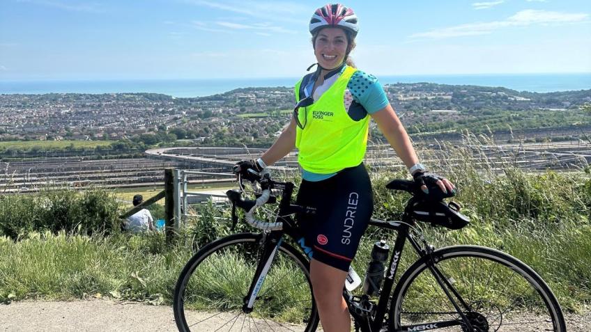Zinab Aldaraji pedals from London to Paris 🚴‍♂️