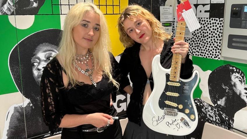 🍾LAMBRINI GIRLS👱🏻‍♀️ SIGNED FENDER STRATOCASTER