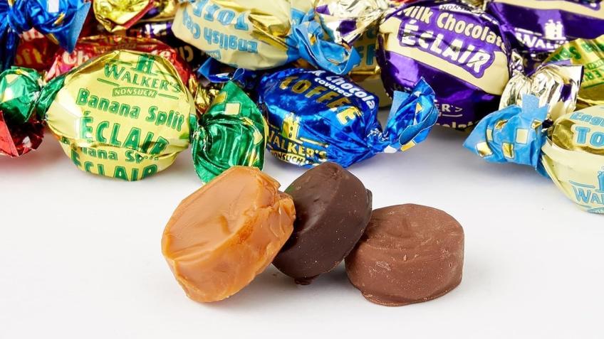 Win 5 1.25KG Jars of Walker's Nonsuch Toffees