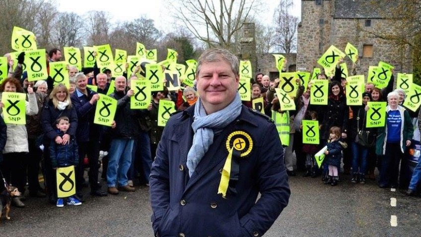 Re-elect Angus Robertson